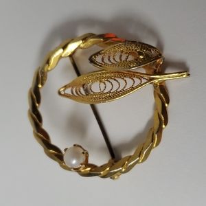 Vintage sweet feminine gold twisted metal circular brooch w/ faux pearl detail